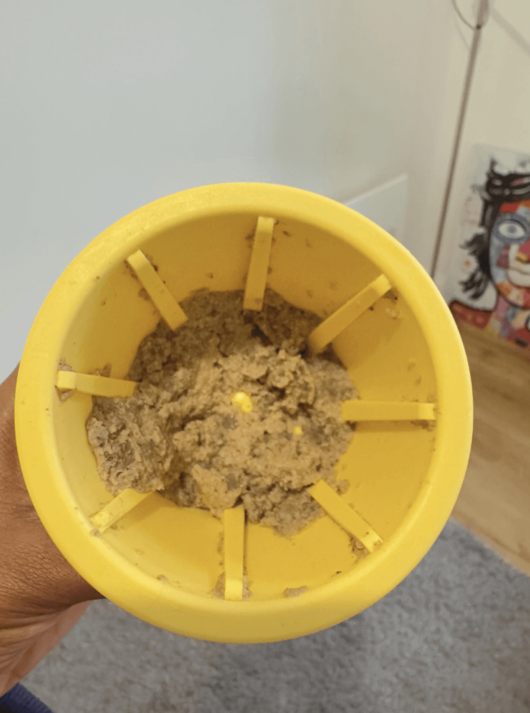 Pot de léchage Fibeek partiellement consommé – une occupation gourmande et apaisante pour chien, idéale pour enrichir son quotidien.