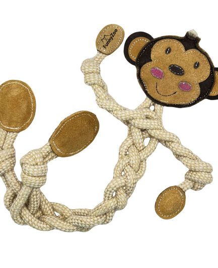 Chien mâchouillant un jouet en corde pour chien en forme de singe.