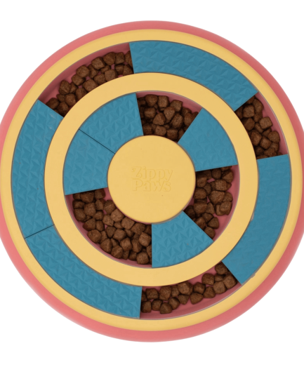 Gros plan sur le mécanisme du Puzzle Wagging Wheel, rempli de friandises.