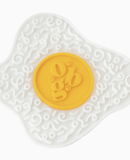 Tapis de léchage pour chien Ollie B. Good en forme d’œuf au plat, silicone alimentaire jaune et blanc.