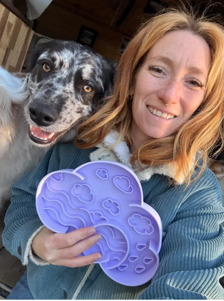 Emeline Wilmort, son chien et la gamelle pour chien nuage