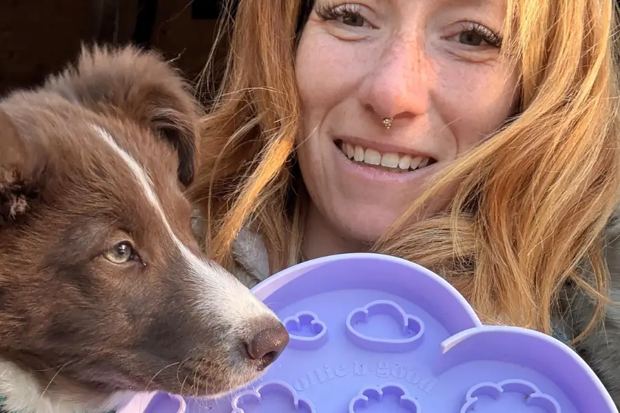 Emeline Wilmort, son chiot Aluna et la gamelle nuage