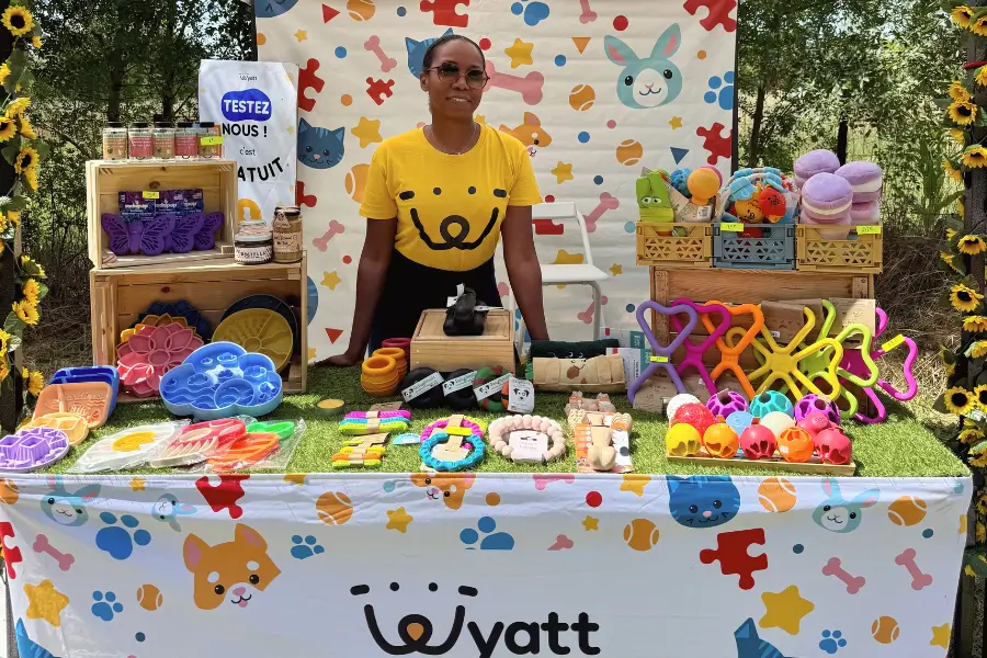 Stand d'exposition Wyatt Toys coloré présenté par la fondatrice lors d'un événement canin